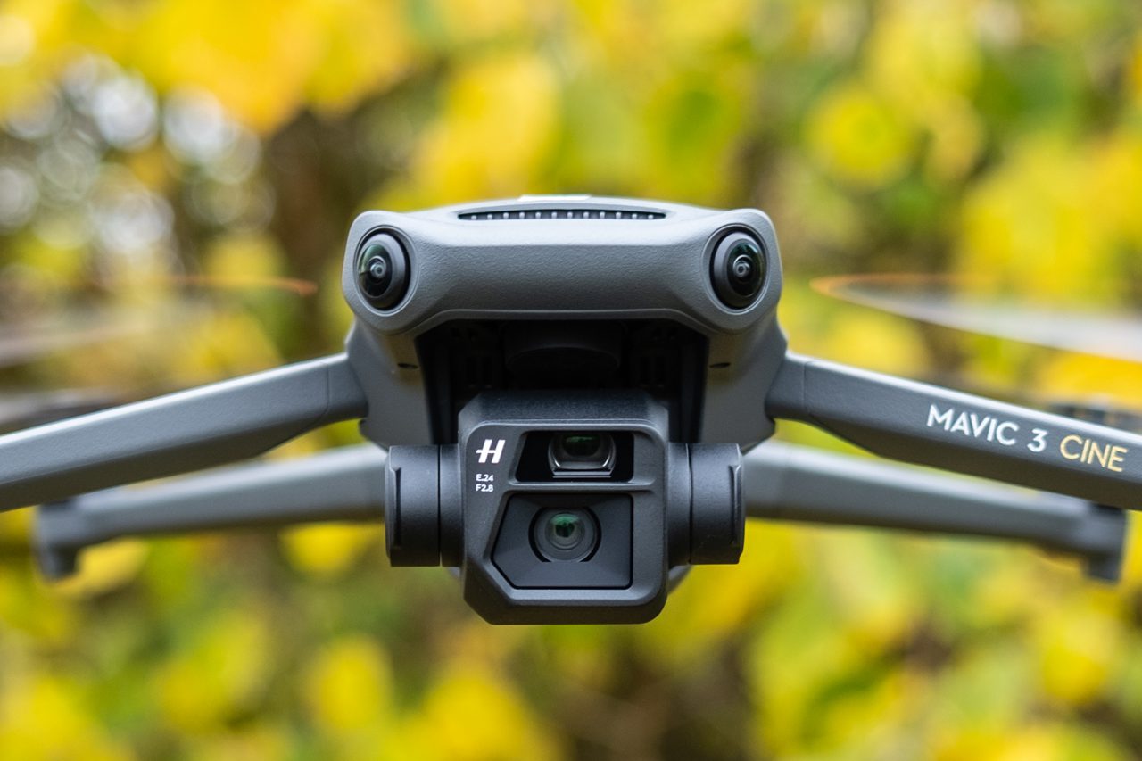 طائرة بدون طيار DJI Mavic 3 تحلق أمام بعض الأشجار